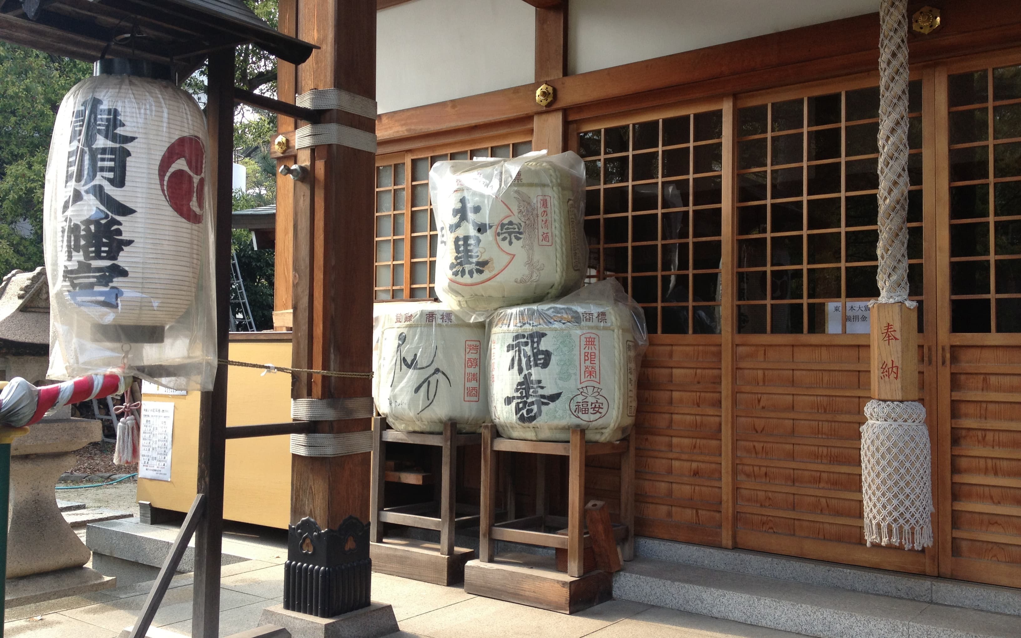 東明八幡神社は、酒の街「灘」にあります。古くからの歴史を持つ、名だたる酒造メーカーの幾つかも東明八幡神社の氏子でおられました。東明八幡神社｜お供え